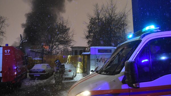 Автомобили противопожарной службы МЧС России неподалеку от места возникновения пожара в ангаре на Крымском Валу в Москве