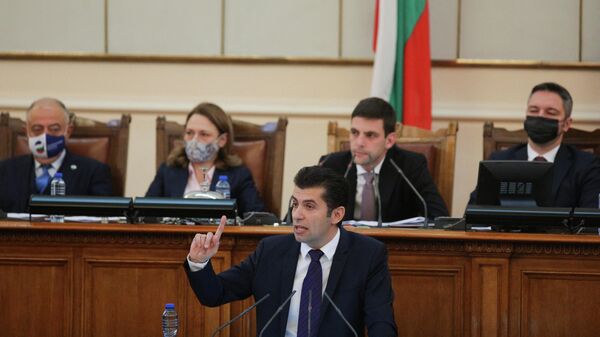 Премьер-министр Болгарии Кирил Петков во время выступления в парламенте
