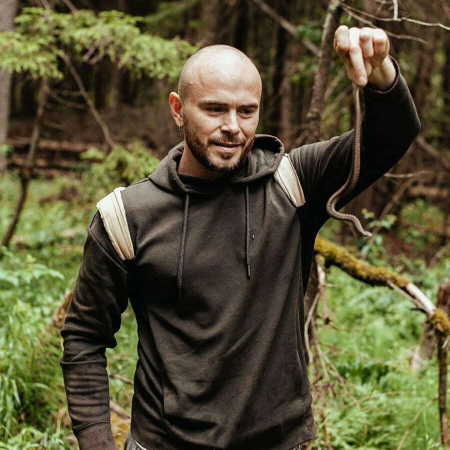 Илья Долгов в лесу