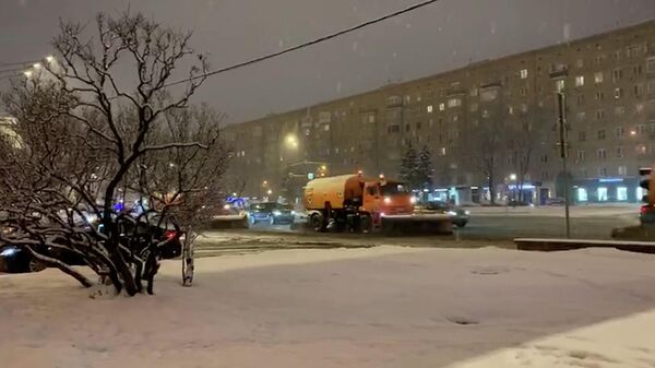 Кадры уборки улиц Москвы после снегопада