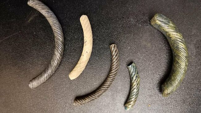 Стеклянные браслеты, найденные археологами в Москве