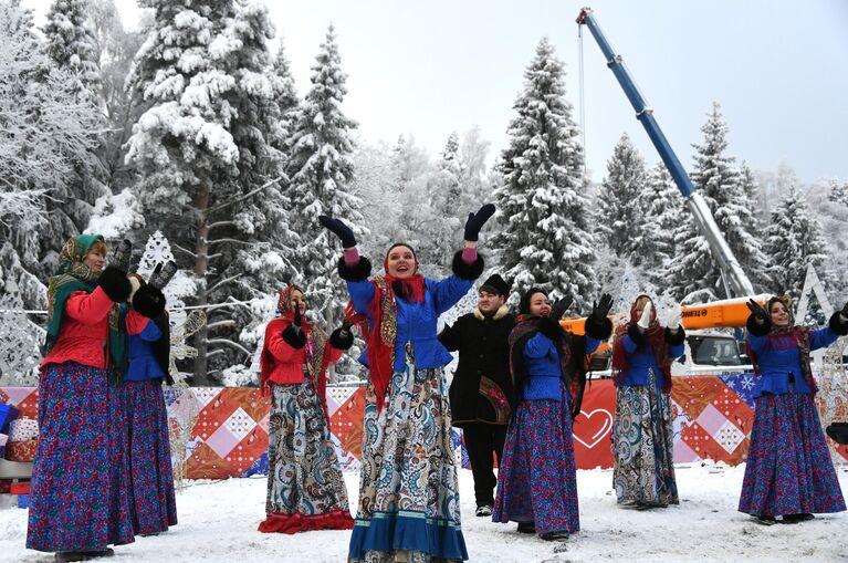 Театрализованное представление в деревне Новопареево городского округа Щелково, где будет срублена главная новогодняя елка страны