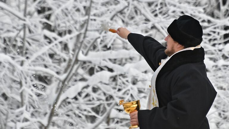 Священнослужитель в деревне Новопареево городского округа Щелково, где будет срублена главная новогодняя елка страны