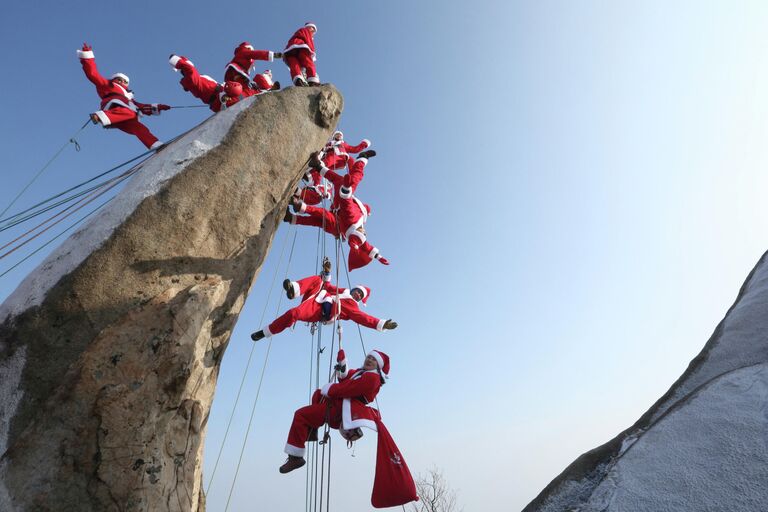 Альпинисты в костюмах Санты на горе Бакхан в Сеуле, Южная Корея