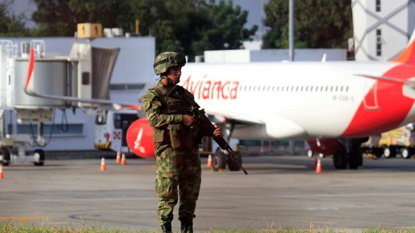 Военный на месте взрыва в аэропорту имени Камильо Даса, Колумбия