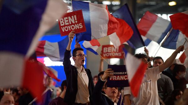 Сторонники французского ультраправого кандидата в президенты 2022 года Эрика Земмура во время предвыборного митинга в Вильпенте, недалеко от Парижа