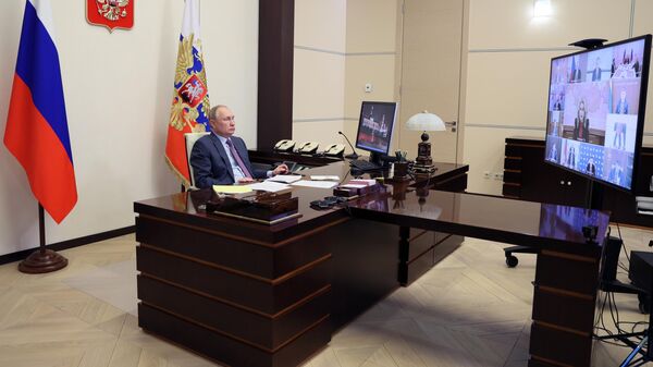 Президент РФ Владимир Путин проводит очередное совещание с членами правительства РФ в режиме видеоконференции