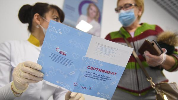 Медицинский работник выдает сертификат о вакцинации от COVID-19
