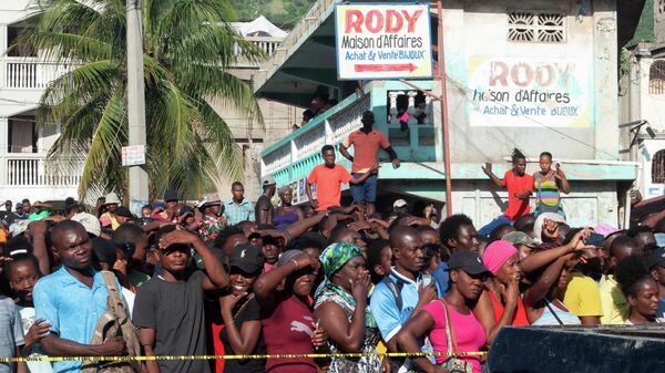 Люди на месте взрыва цистерны с горючим в Гаити