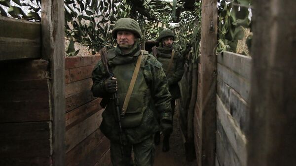 Бойцы НМ ДНР в окопах на окраине города Ясиноватая