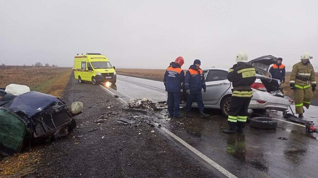 На месте ДТП с двумя легковыми автомобилями в Калмыкии