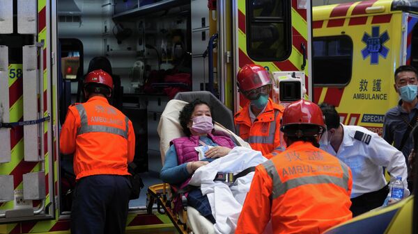 Эвакуация пострадавшей в результате пожара во Всемирном торговом центре в Гонконге