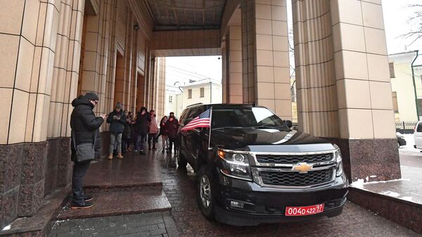 Автомобиль помощника госсекретаря США Карен Донфрид у здания министерства иностранных дел России в Москве