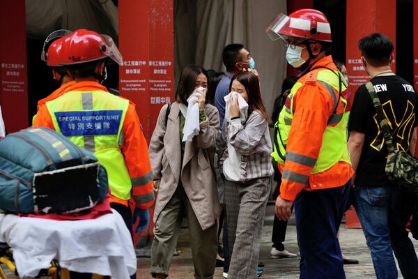 Эвакуация пострадавших в результате пожара во Всемирном торговом центре в Гонконге