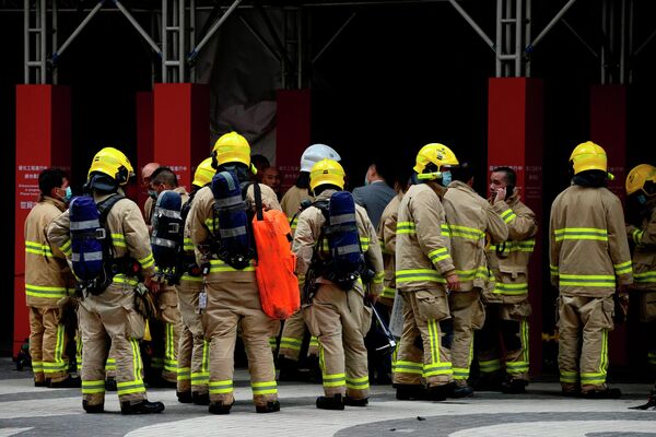 Пожарные на месте пожара во Всемирном торговом центре в Гонконге
