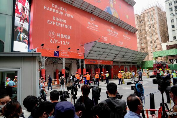 Эвакуация пострадавших в результате пожара во Всемирном торговом центре в Гонконге
