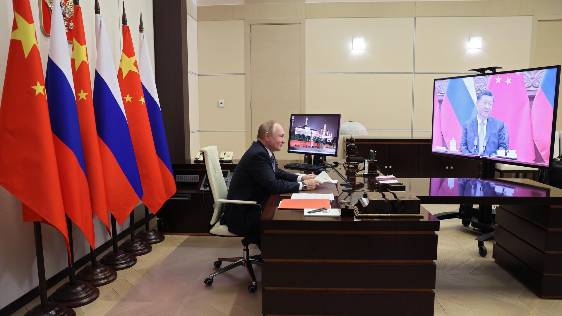 Президент РФ Владимир Путин во время переговоров в режиме видеоконференции с председателем Китайской Народной Республики Си Цзиньпином - РИА Новости, 1920, 15.12.2021