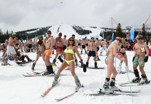 Участники массового горнолыжного спуска в купальных костюмах Grelka fest на кузбасском горнолыжном курорте в посёлке Шерегеш Кемеровской области