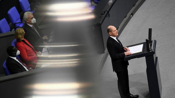 Канцлер Германии Олаф Шольц во время выступления в бундестаге