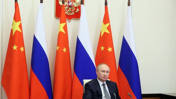 Президент РФ Владимир Путин во время переговоров в режиме видеоконференции с председателем Китайской Народной Республики Си Цзиньпином.