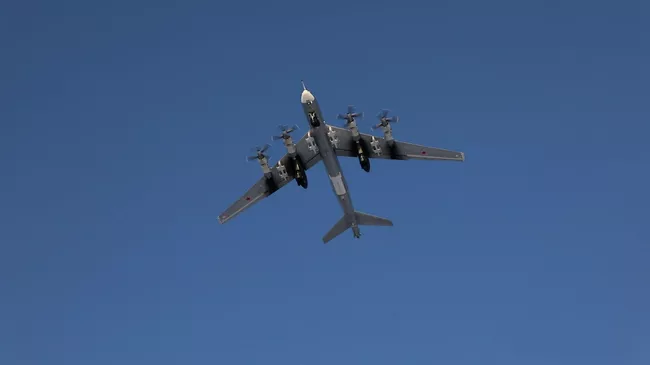 Кадры патрулирования бомбардировщиков Ту-95МС над Охотским и Японским морями