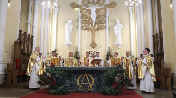 Митрополит Архиепархии Божией Матери в Москве, архиепископ Павел Пецци (в центре) на Рождественской мессе 