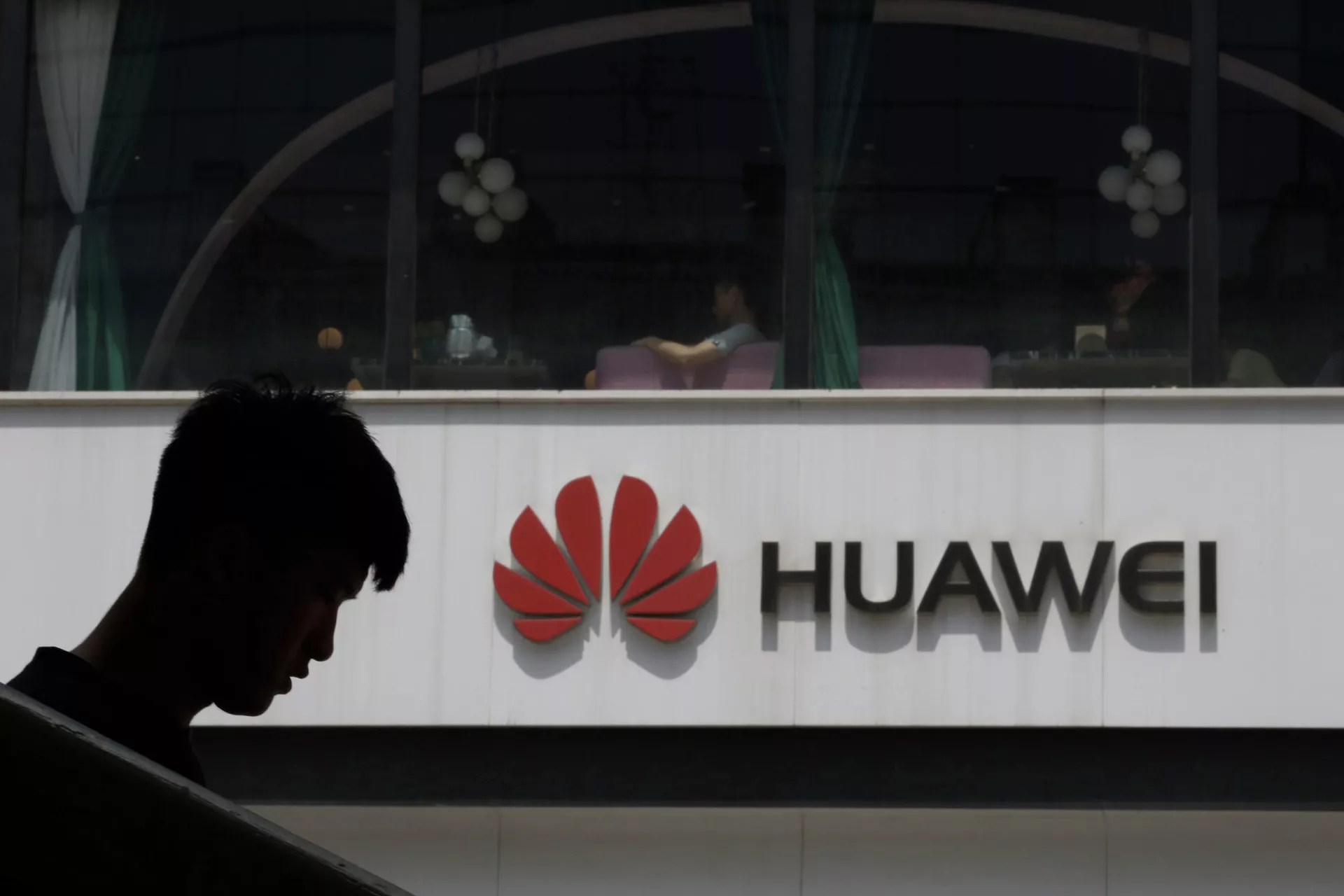 Логотип Huawei в Пекине - РИА Новости, 1920, 15.12.2021
