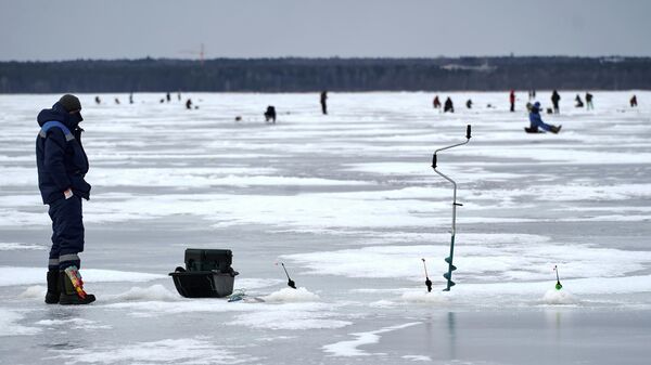 Рыбаки на льду Финского залива в Курортном районе Санкт-Петербурга