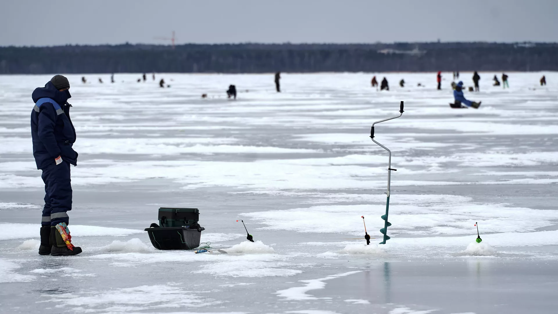 Рыбаки на льду Финского залива в Курортном районе Санкт-Петербурга - РИА Новости, 1920, 18.02.2023