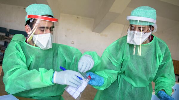 Медицинские работники во время тестирования на коронавирус COVID-19 в столице Марокко Рабате