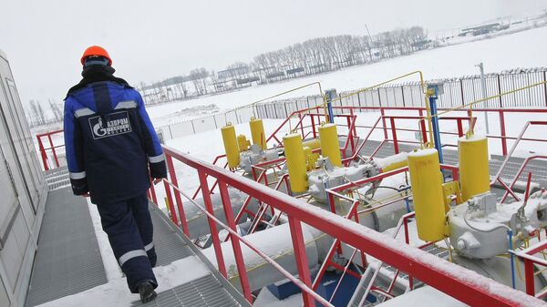 Работник Газпрома на газоизмерительной станции. Архивное фото