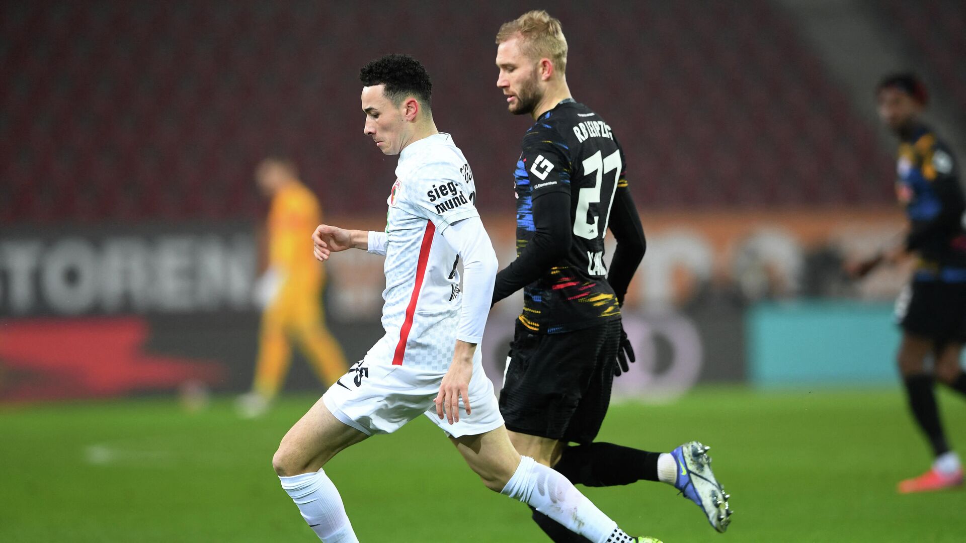 Leipzig's Austrian midfielder Konrad Laimer (R) and Augsburg's Swiss midfielder Ruben Vargas (L) vie for the ball during the German first division Bundesliga football match Augsburg vs RB Leipzig in Augsburg, southern Germany, on December 15, 2021. (Photo by Christof STACHE / AFP) / DFL REGULATIONS PROHIBIT ANY USE OF PHOTOGRAPHS AS IMAGE SEQUENCES AND/OR QUASI-VIDEO - РИА Новости, 1920, 16.12.2021