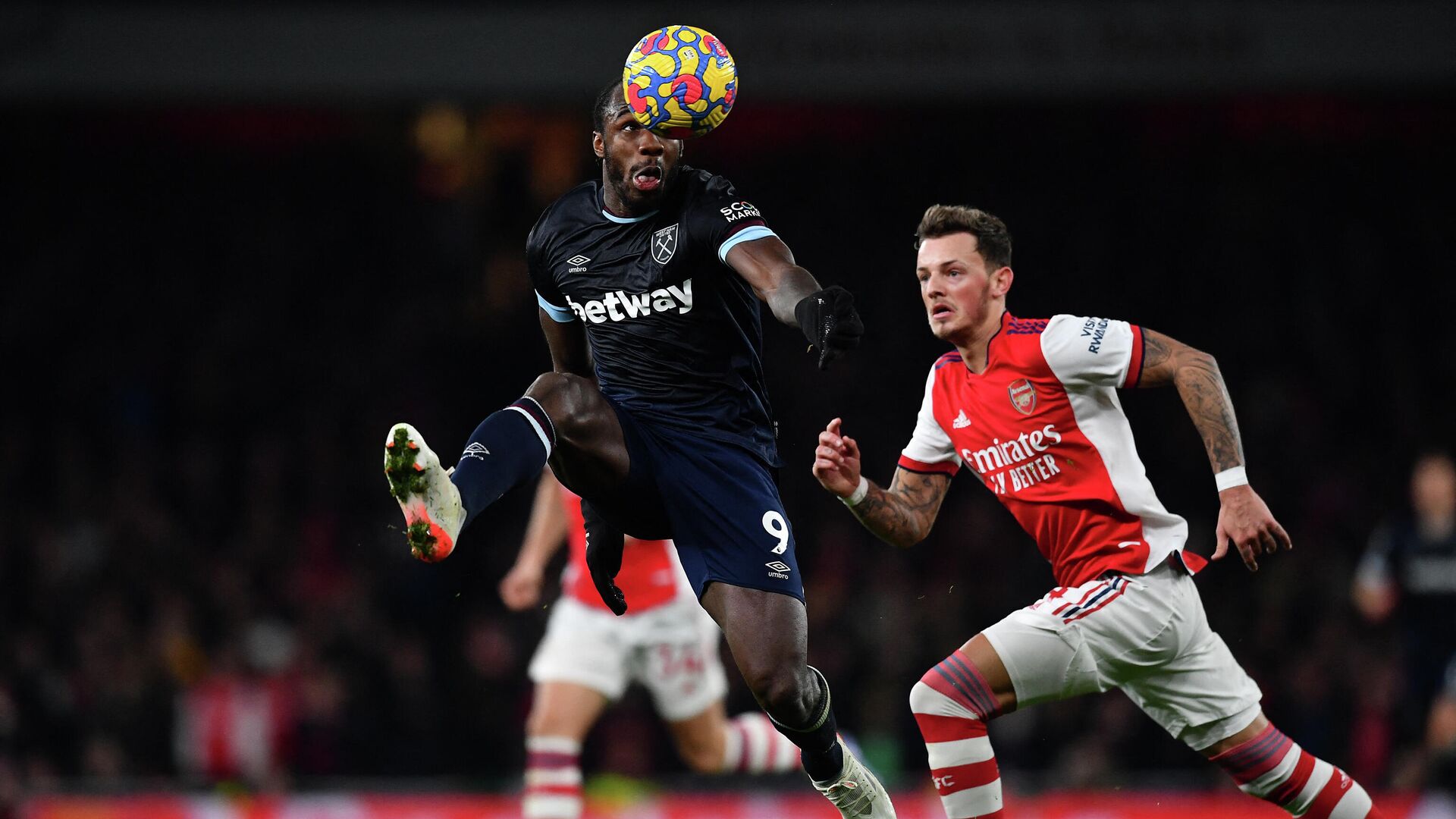 West Ham United's English midfielder Michail Antonio (L) vies with Arsenal's English defender Ben White (R) during the English Premier League football match between Arsenal and West Ham United at the Emirates Stadium in London on December 15, 2021. (Photo by Ben STANSALL / AFP) / RESTRICTED TO EDITORIAL USE. No use with unauthorized audio, video, data, fixture lists, club/league logos or 'live' services. Online in-match use limited to 120 images. An additional 40 images may be used in extra time. No video emulation. Social media in-match use limited to 120 images. An additional 40 images may be used in extra time. No use in betting publications, games or single club/league/player publications. /  - РИА Новости, 1920, 16.12.2021