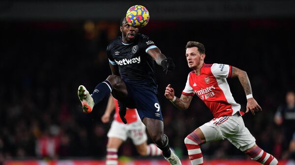West Ham United's English midfielder Michail Antonio (L) vies with Arsenal's English defender Ben White (R) during the English Premier League football match between Arsenal and West Ham United at the Emirates Stadium in London on December 15, 2021. (Photo by Ben STANSALL / AFP) / RESTRICTED TO EDITORIAL USE. No use with unauthorized audio, video, data, fixture lists, club/league logos or 'live' services. Online in-match use limited to 120 images. An additional 40 images may be used in extra time. No video emulation. Social media in-match use limited to 120 images. An additional 40 images may be used in extra time. No use in betting publications, games or single club/league/player publications. / 