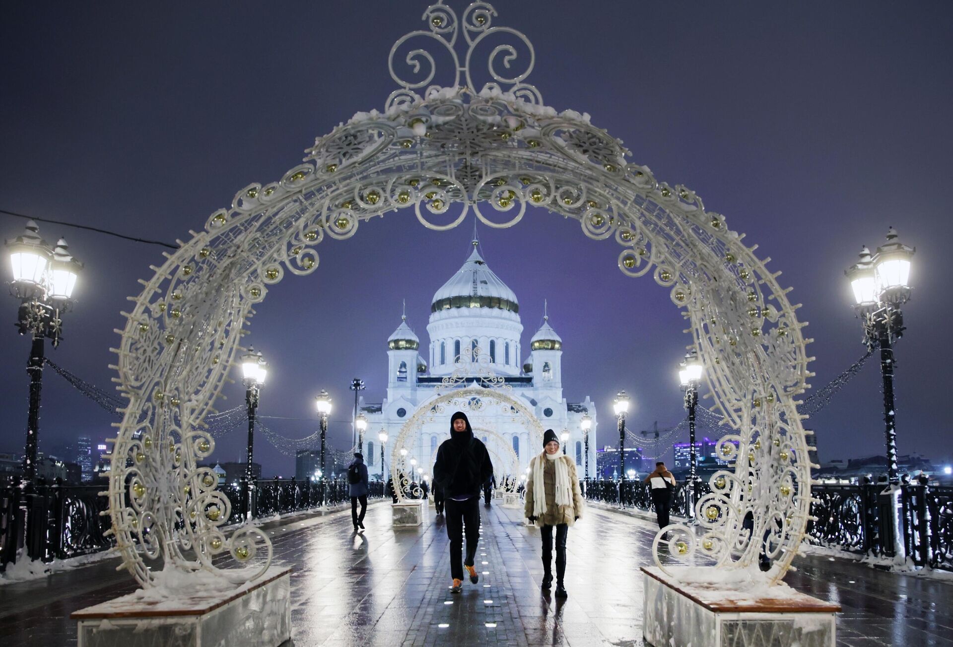 Молодые люди на Патриаршем мосту на фоне храма Христа Спасителя в Москве - РИА Новости, 1920, 25.10.2022