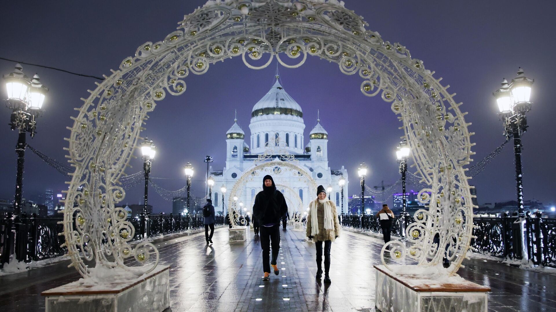 Молодые люди на Патриаршем мосту на фоне храма Христа Спасителя в Москве - РИА Новости, 1920, 21.12.2022