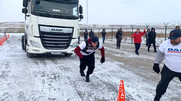 Офицер МЧС РФ Иннокентий Веселов установил рекорд по буксировке грузовой машины на самую длинную дистанцию