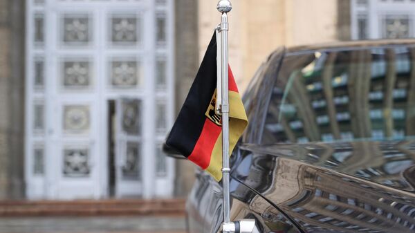 Флажок на автомобиле чрезвычайного и полномочного посла Германии у здания МИД РФ