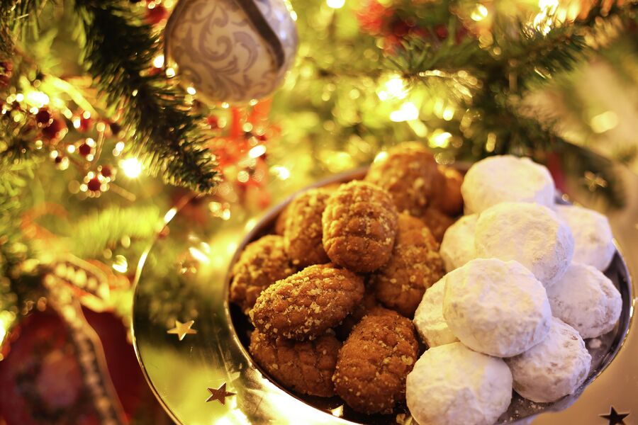 Греческое рождественское печенье Меломакарона и Курабьедес