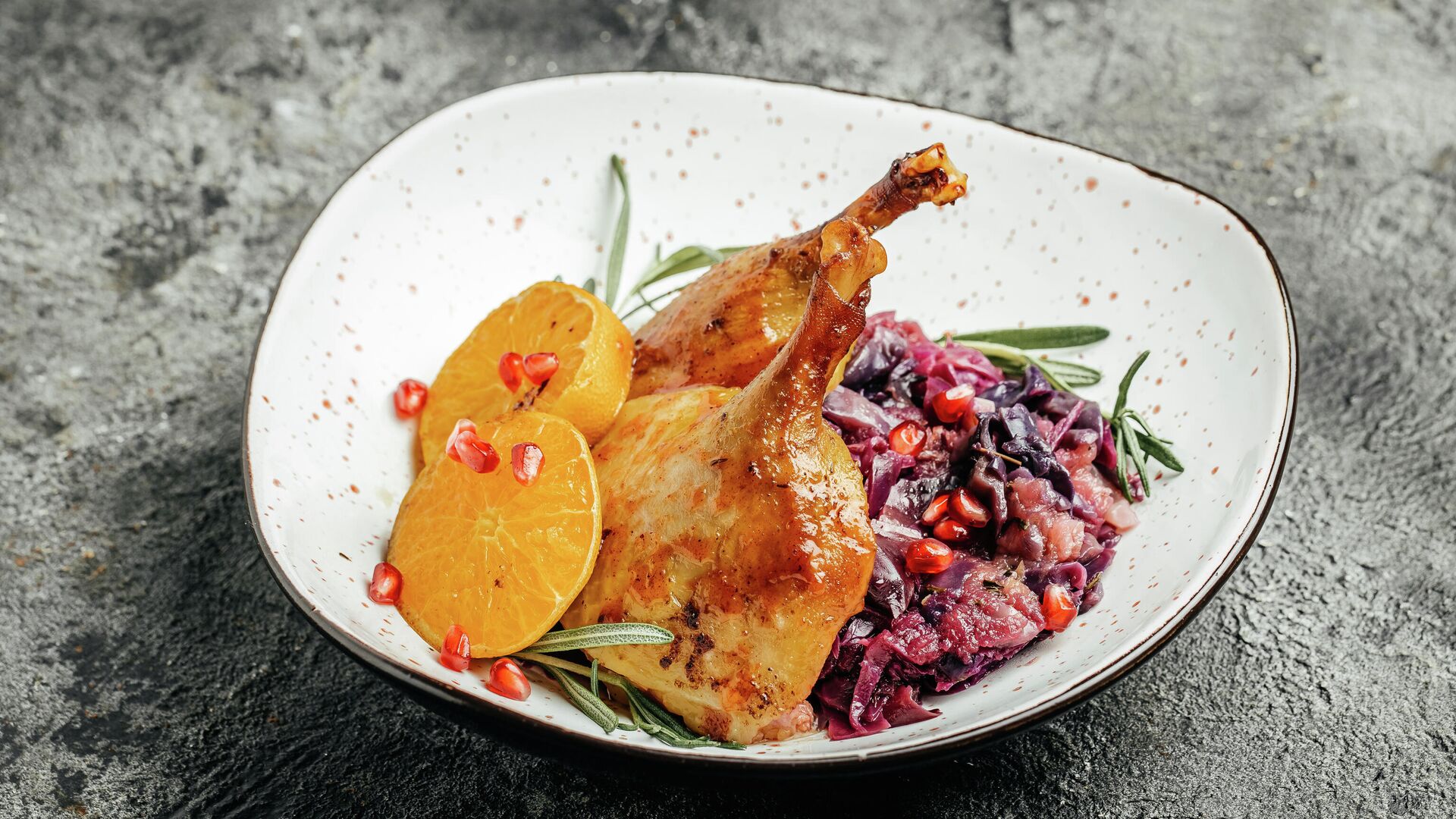 Утка запеченная в духовке с красной капустой - РИА Новости, 1920, 22.12.2025