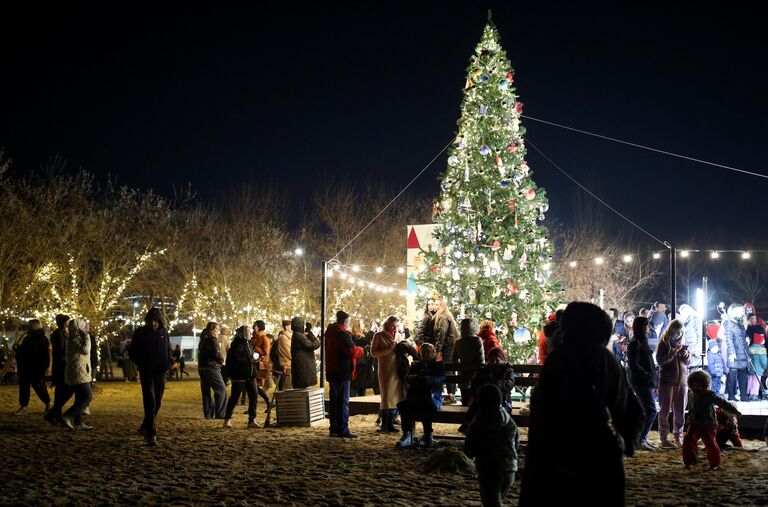 Люди у главной городской ёлки на праздновании 175-летия города Анапы