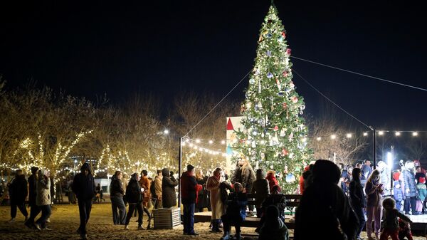 Люди у главной городской ёлки на праздновании 175-летия города Анапы