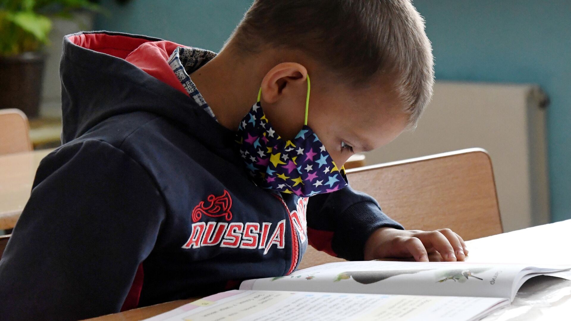 Ученик в защитной маске на уроке  - РИА Новости, 1920, 05.02.2022