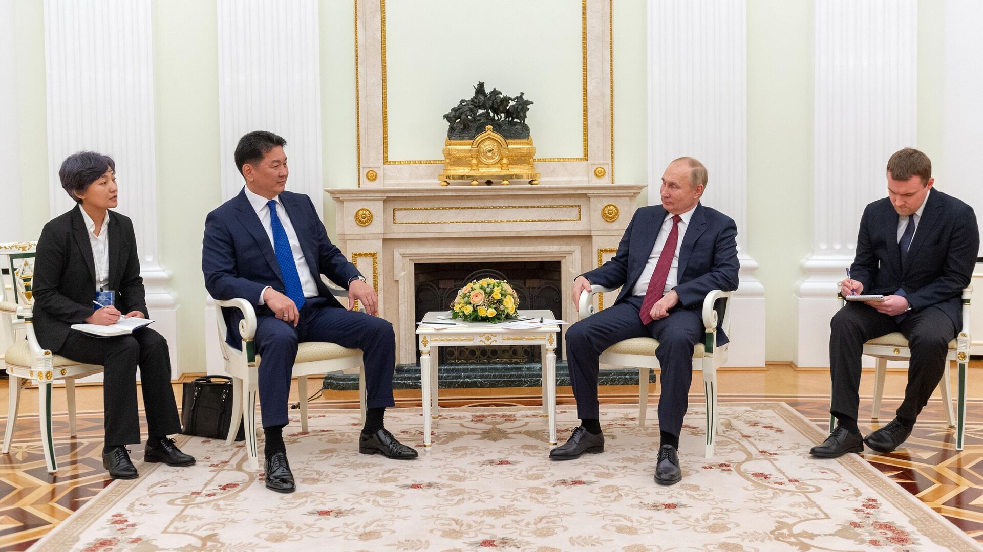 Президент РФ Владимир Путин и президент Монголии Ухнагийн Хурэлсух во время беседы в Кремле - РИА Новости, 1920, 16.12.2021
