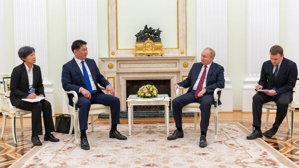 Президент РФ Владимир Путин и президент Монголии Ухнагийн Хурэлсух во время беседы в Кремле