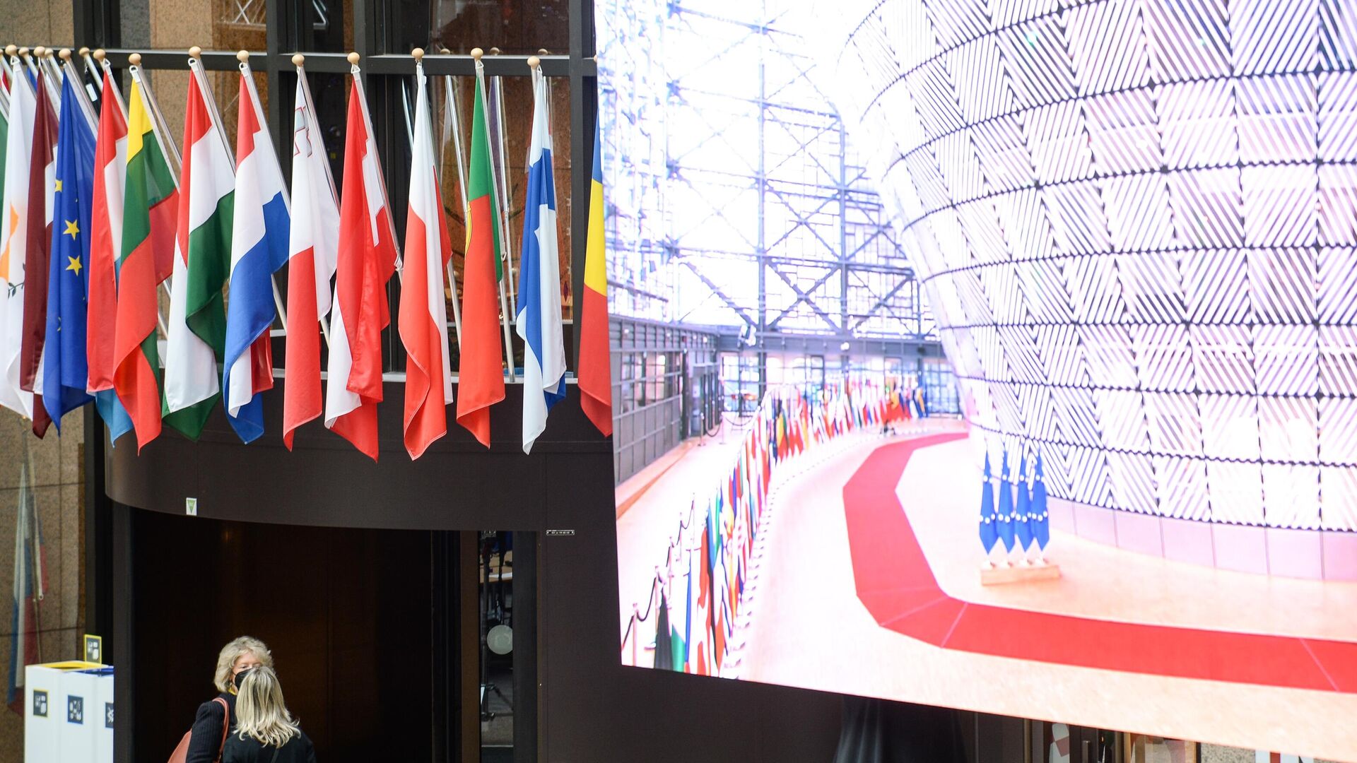 Флаги стран-участниц саммита ЕС в Брюсселе - РИА Новости, 1920, 08.03.2022