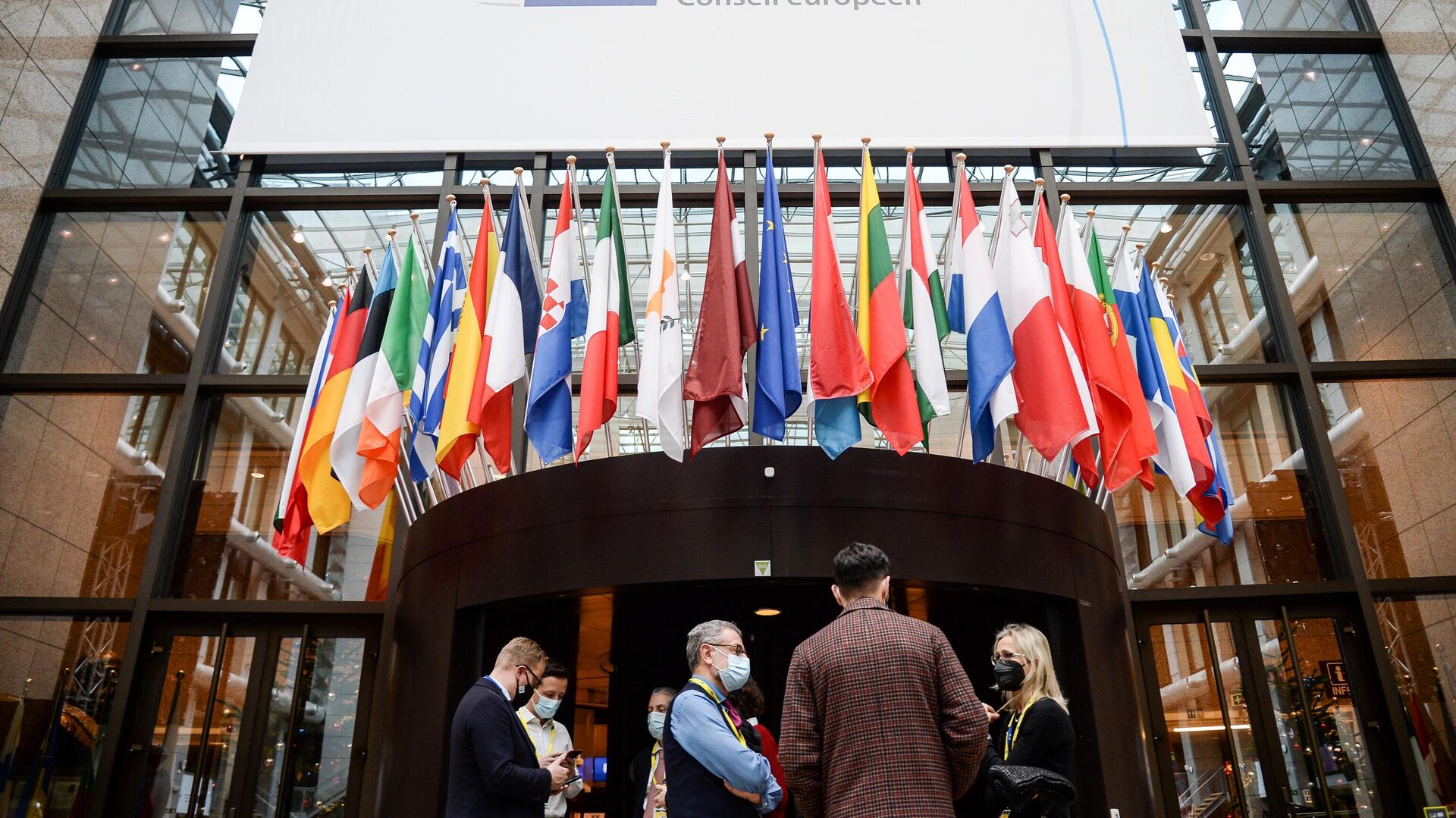 Флаги стран-участниц саммита ЕС в Брюсселе - РИА Новости, 1920, 26.01.2022