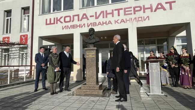 Церемония открытия бюста Ивана Каниди, учителя бесланской школы № 1, погибшего в результате теракта 3 сентября 2004 года,  во дворе спортивной школы-интерната