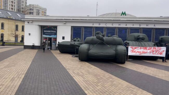 Надувные танки в центре Киева