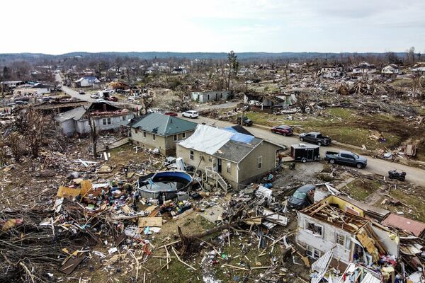 Район в Доусон-Спрингс, штат Кентукки, после торнадо
